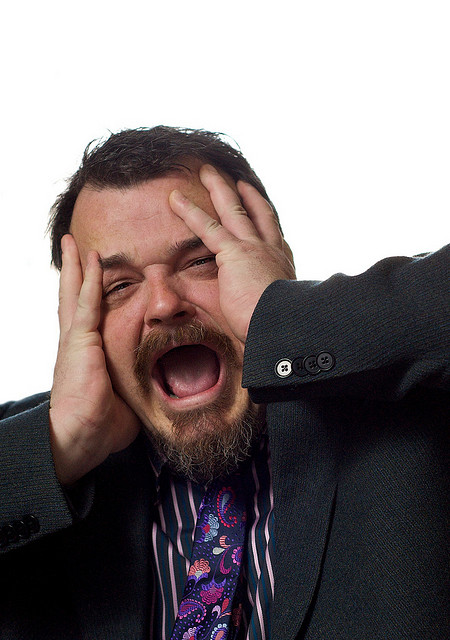 Photo d'une personne stressée par le travail